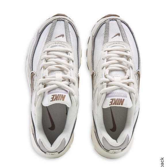 Nike Women’s Initiator Retro Sneaker - Picture 3 of 9